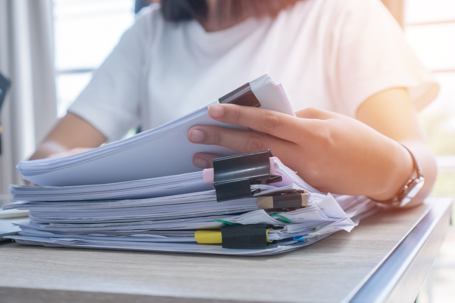 Business Documents concept : Employee woman hands working in Stacks paper files for searching and checking unfinished document achieves on folders papers at busy work desk office. Soft focus Objetivos - Rastreo Epidemiológico en COVID-19”. Certificado de Extensión Universitaria (Nivel Básico).