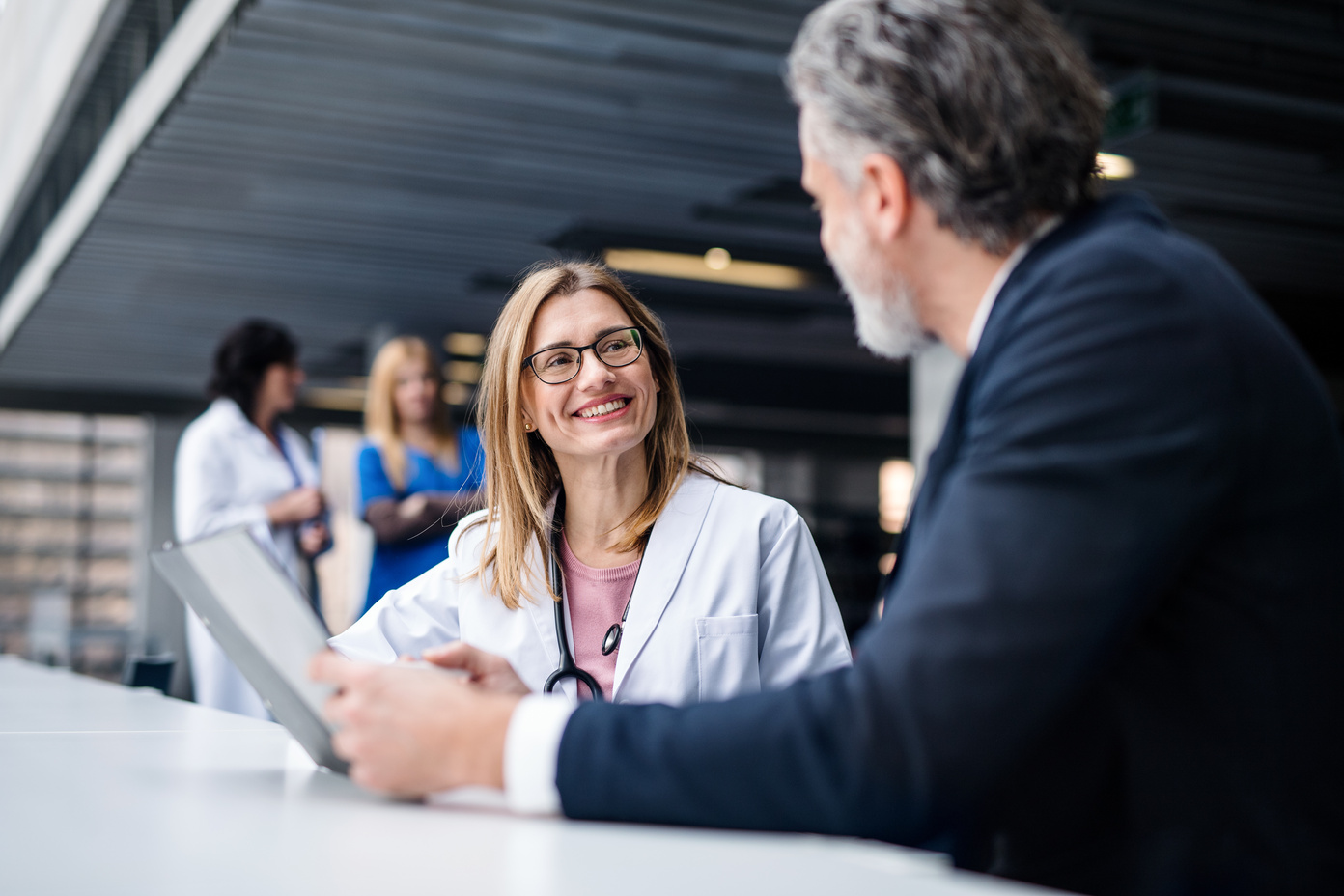Doctor talking to a pharmaceutical sales representative. Equipo docente - Curso en Inmunización frente al SARS-COV2