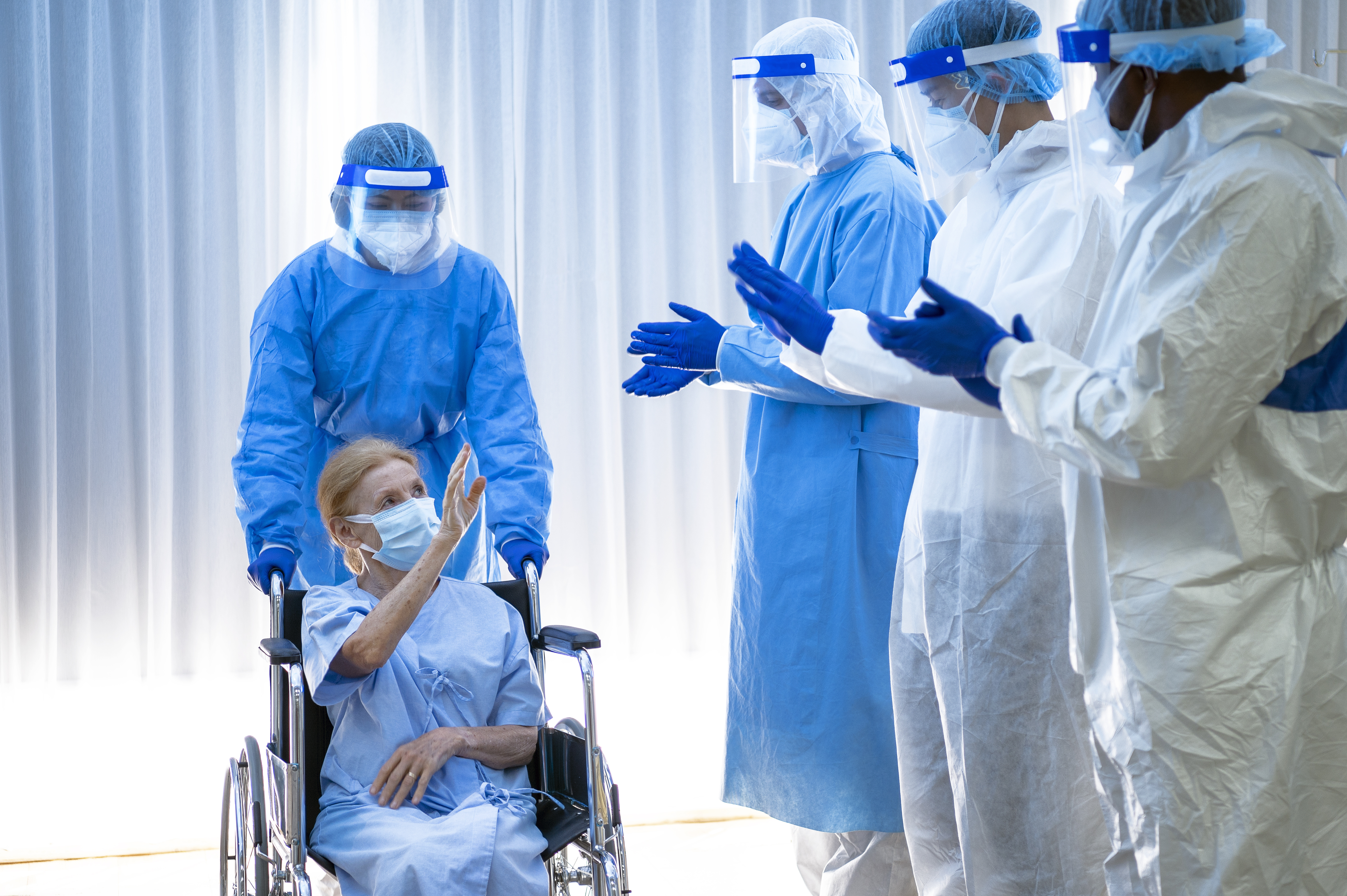 Infected coronavirus covid 19 patient on the wheel chair releases after recovery with coronavirus covid 19 experts line up to congratulate and cheer up Curso vacunas