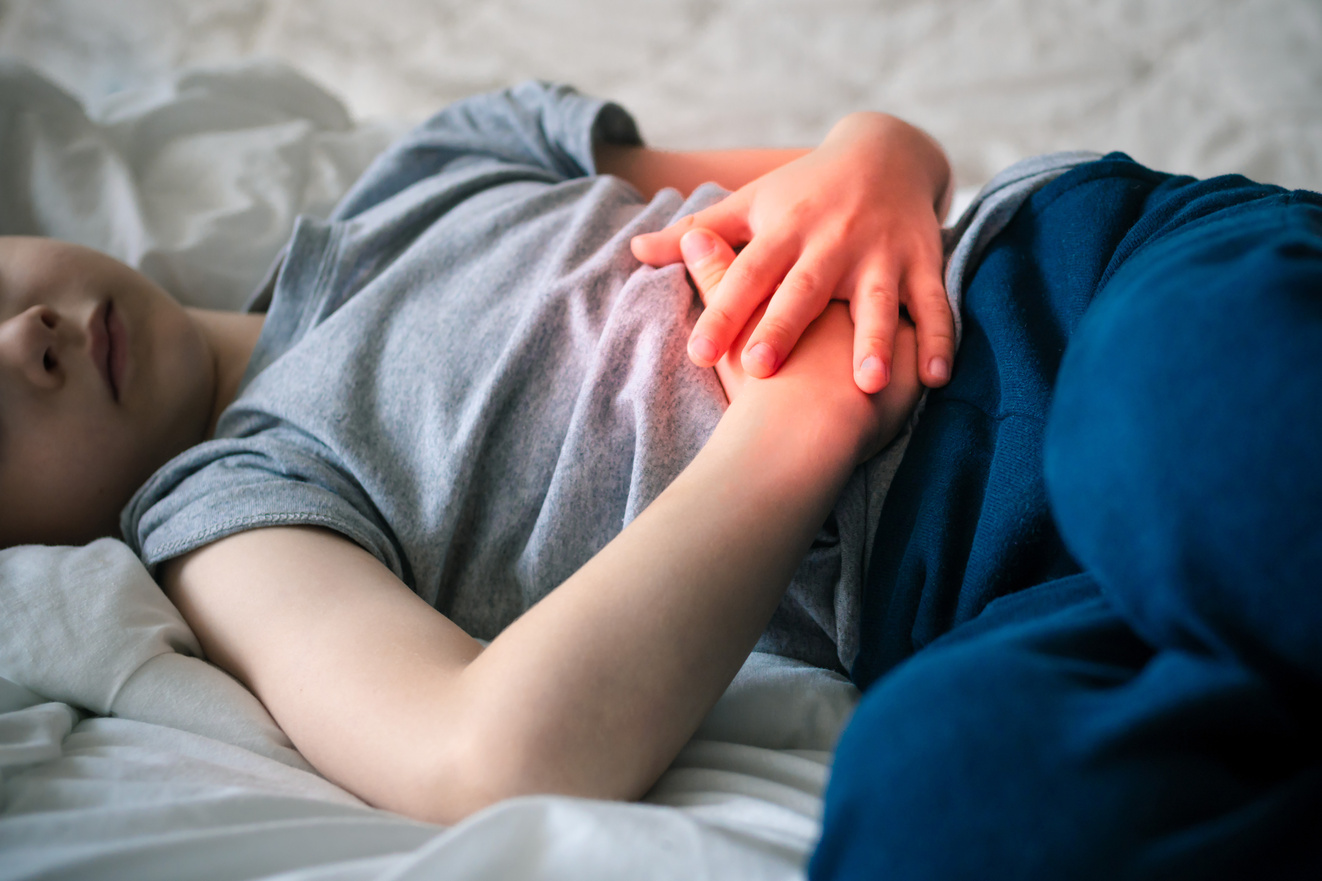 abdominal pain in a preschool child. poisoning in children. the boy holds his hands to the abdominal cavity Objetivos - Rastreo Epidemiológico en COVID-19”. Certificado de Extensión Universitaria (Nivel Básico).