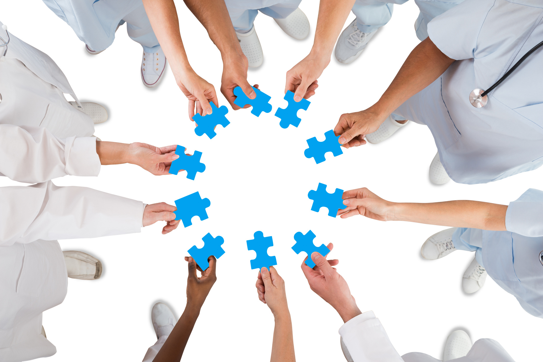 Medical Team Holding Blue Jigsaw Pieces In Huddle Curso en Rastreo Epidemiológico en COVID 19